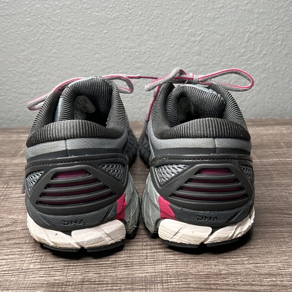Women’s Brooks Shoes Size 8 Gray/Fuchsia - Picture 6 of 8